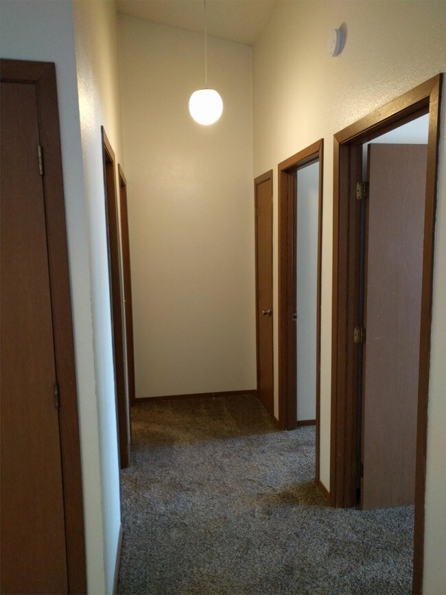 Building Photo - 402 Village Dr