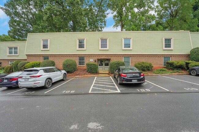 Building Photo - Charming 3BR Condo in Charlotte