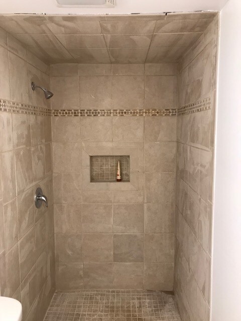 shower - 502 E Broadway St