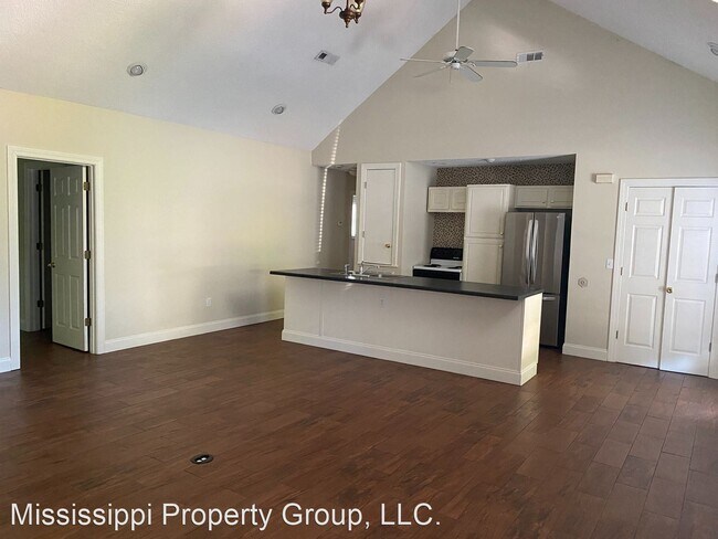 Building Photo - 3 br, 3 bath House - 2325 University Avenue