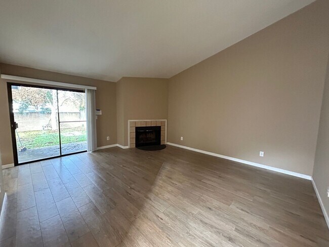 Building Photo - Great 2 BD 2 BA Home Near Elk Grove Florin...