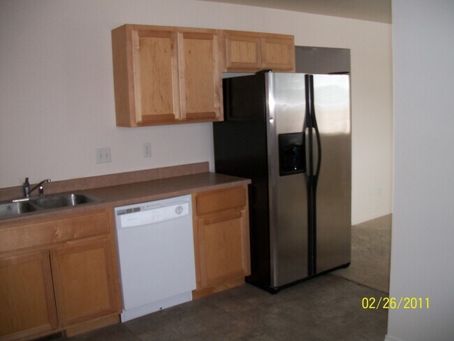 Building Photo - 3 Bedroom, 1 Bath unit in 8plex, a quiet B...