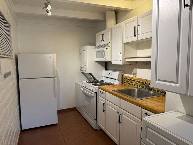 Building Photo - 1318 N Howard Blvd