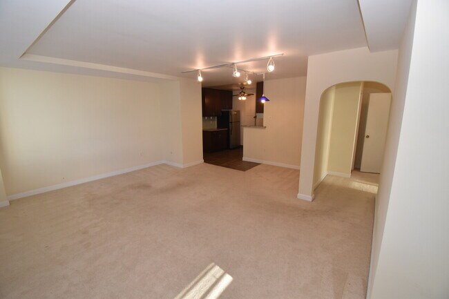Building Photo - River Place #307 N