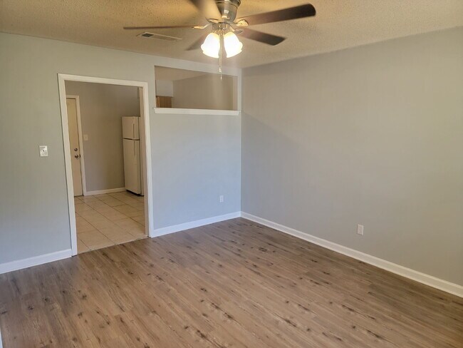 Building Photo - Fantastic location! This end unit offers the perfect blend of convenience and accessibility.