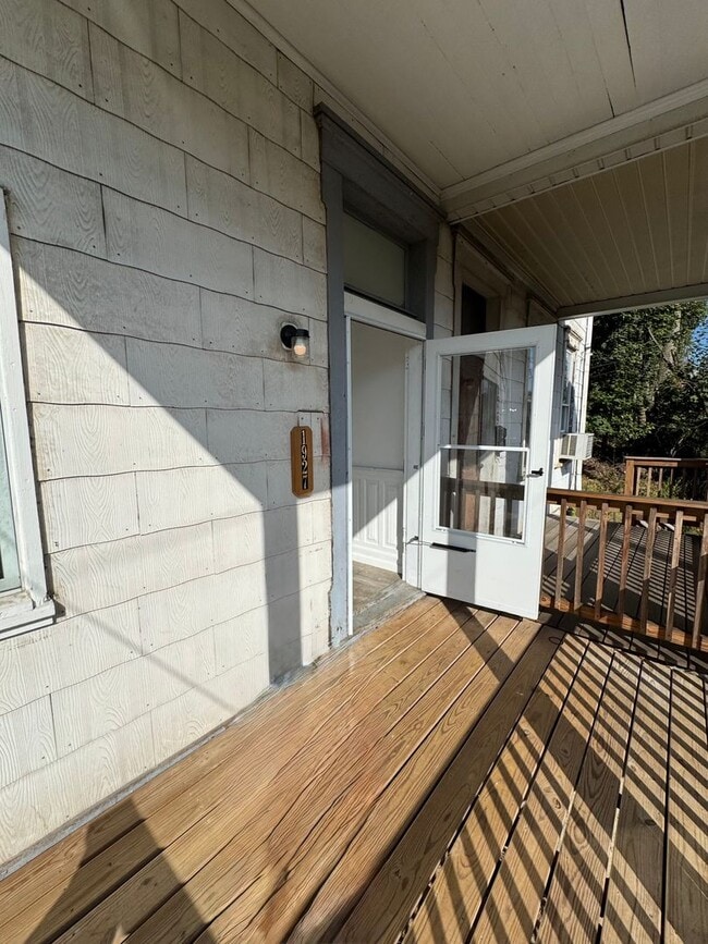Building Photo - 4 Bedroom 1 Bathroom in Fineview!