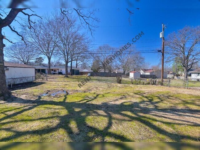 Building Photo - 9313 Woodbine Dr