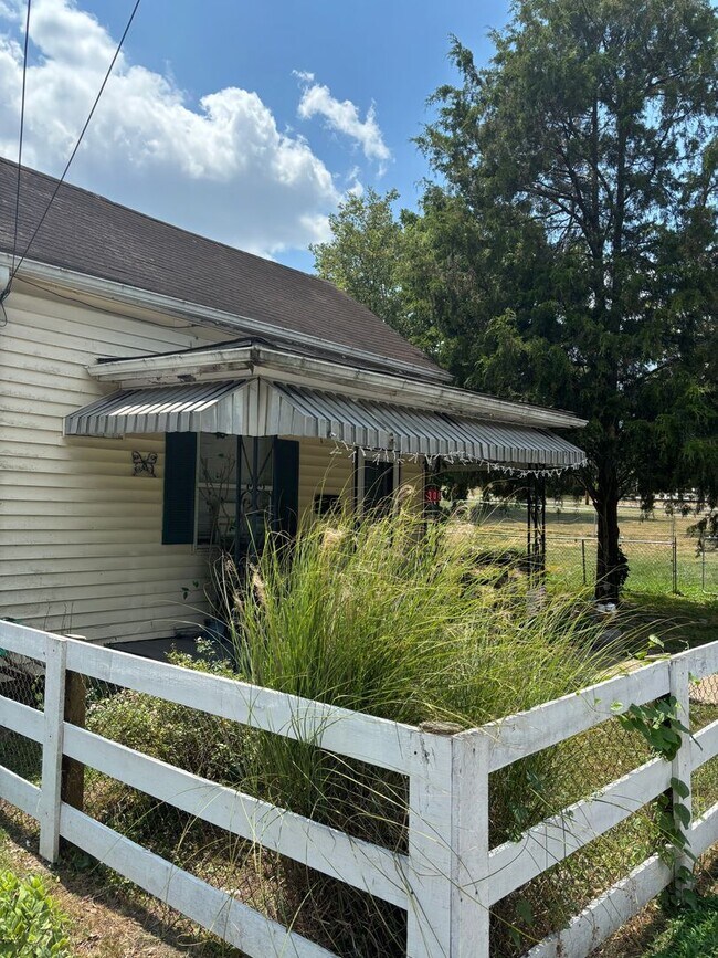 Building Photo - 1 bedroom, 1 bathroom House