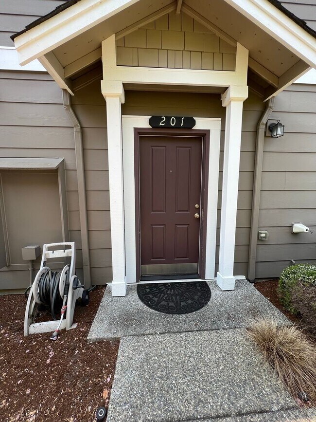 Building Photo - 2 Bedroom 1.75 Bathroom Condo in North Bellingham