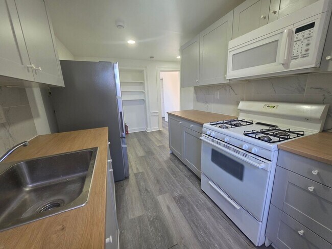 Foto del edificio - 2 bedroom apartment building - Poughkeepsie