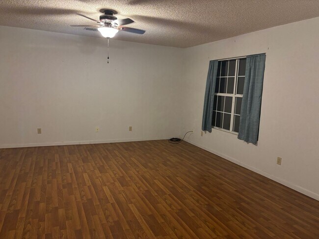 Foto del edificio - 1/1 Barndominium on One Gated Acre in Rura...