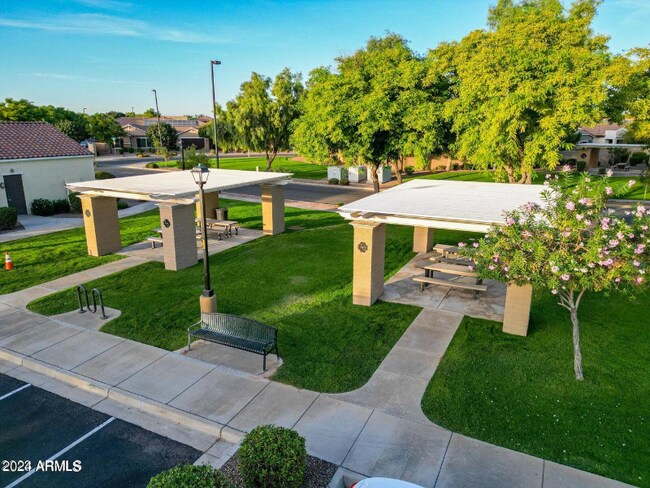 Foto del edificio - 1882 S Seton Ave