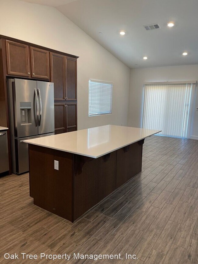 Foto del edificio - 4 br, 2 bath House - 371 N. McArthur Avenue