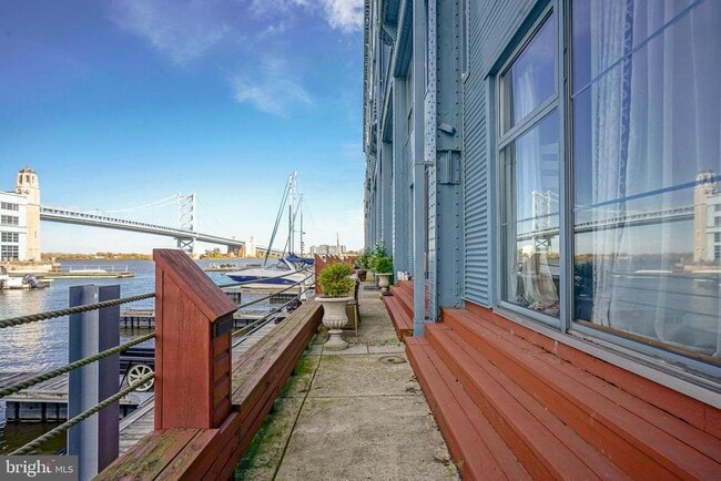 Foto del edificio - 3 N Christopher Columbus Blvd