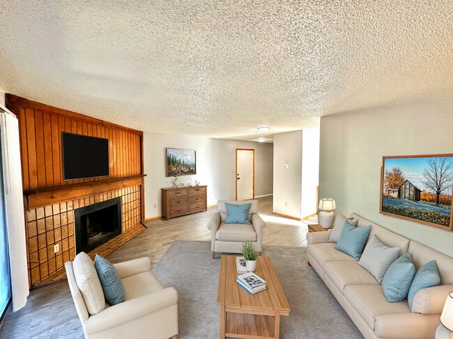 Foto del edificio - Huge 2 Bedroom Second Floor Apartment with...