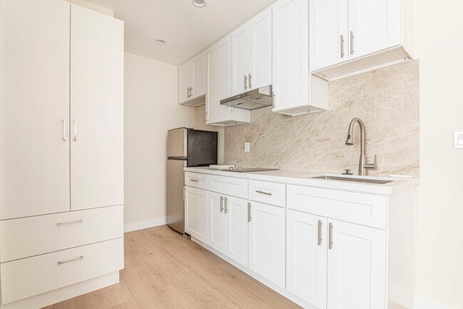 Building Photo - 10545 Leolang Ave