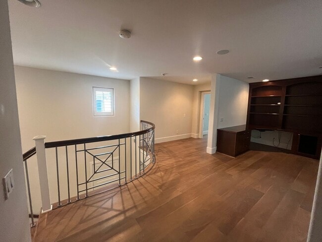 Building Photo - Beautiful 3BD 2.5BA House located in Torre...