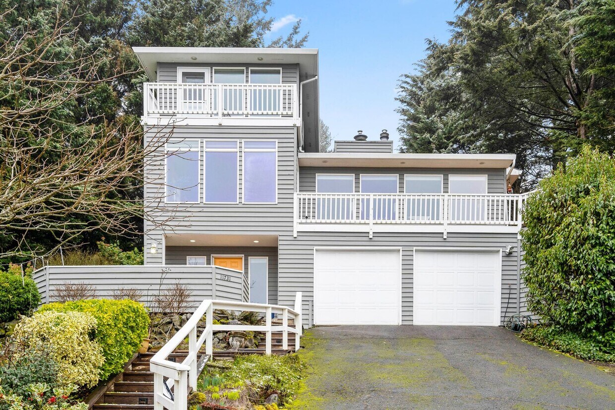 Primary Photo - FURNISHED! Exquisite 3-Bedroom Furnished U...