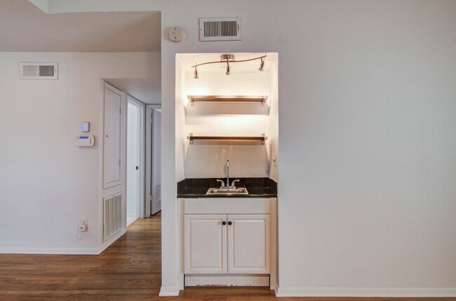 Foto del edificio - 5711 Sugar Hill Dr