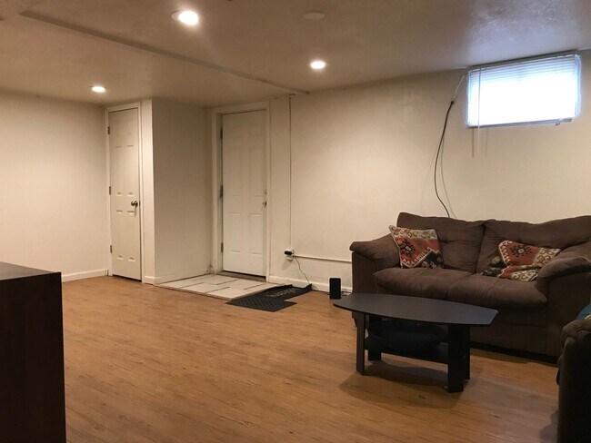 Foto del edificio - 1041 W Vine Dr