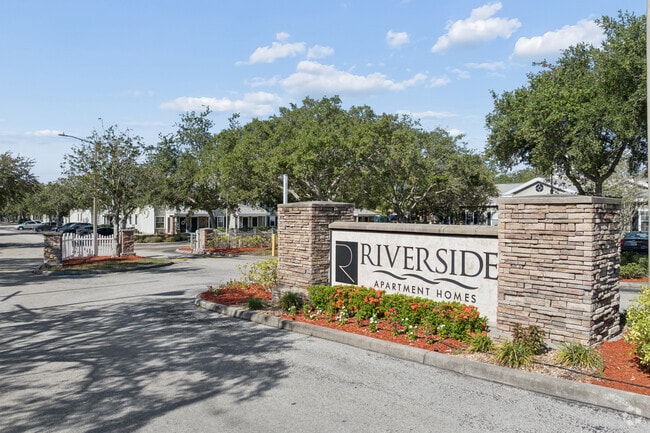 Entrada - Riverside Apartments
