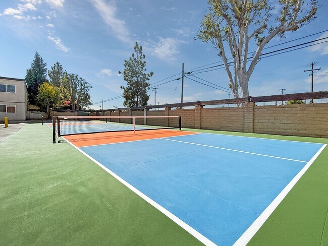 Foto del edificio - Rancho Monterey Apartments