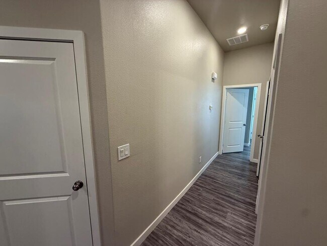 Foto del edificio - 65 Maverick Dr