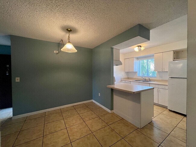 Building Photo - All inclusive 2 bed/ 1 bath condo in Hidden Lakes - Coming Soon near Downtown SRQ
