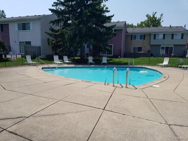 Foto del edificio - 32212 W 12 Mile Rd