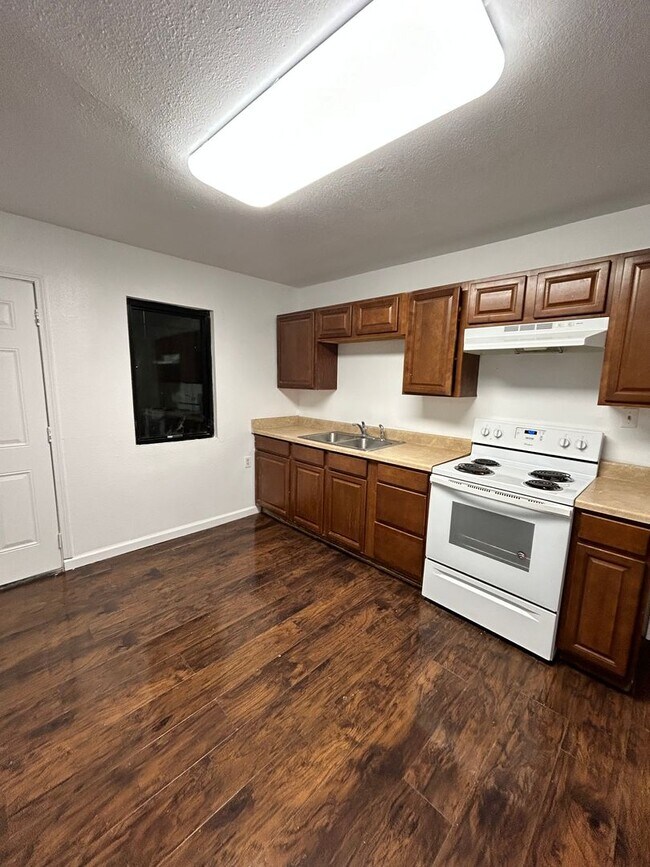 Building Photo - Very nice 4 bedroom 2 bath