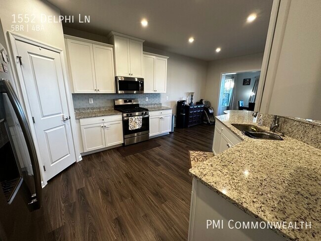 Foto del edificio - 4 Bed / 3.5 Bath Townhouse (Available 4/15...