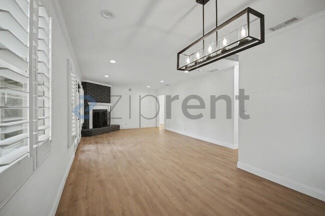 Building Photo - Unit