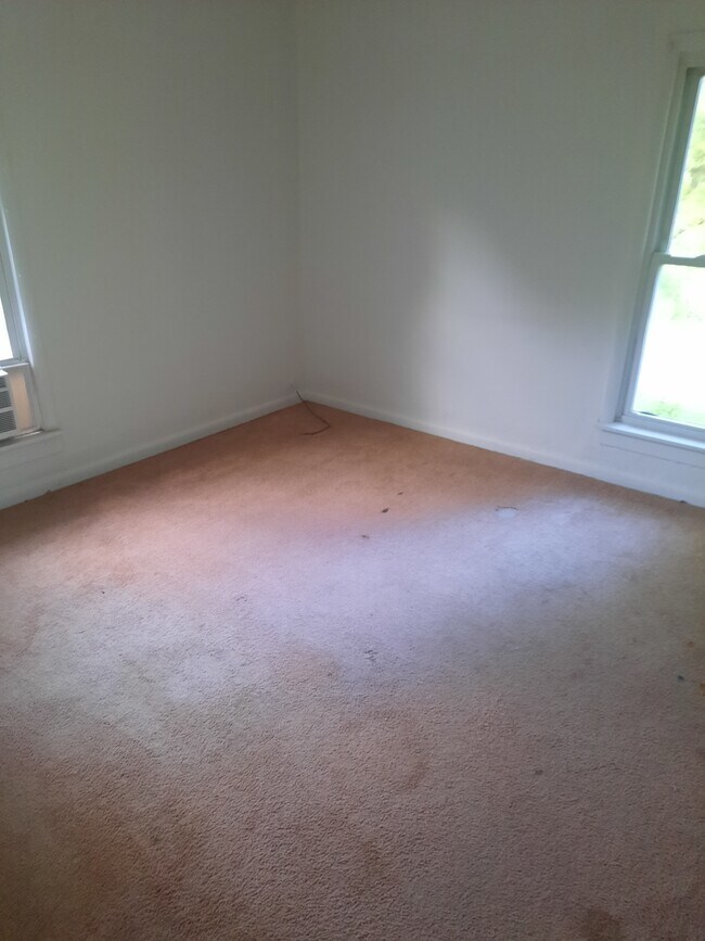bedroom - 219 S Main St