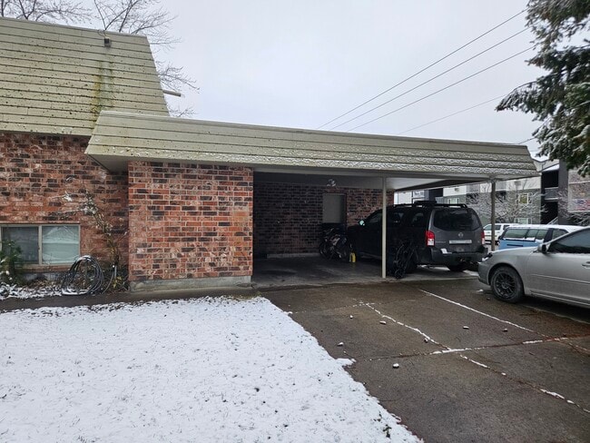 carport - 2830 N Julia St