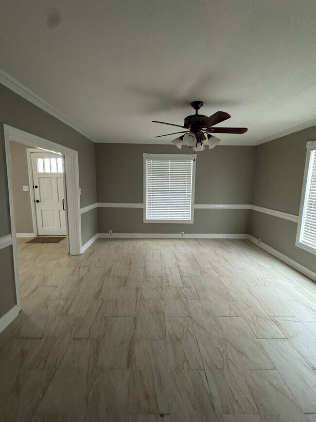 Foto del edificio - This beautiful, older two-story home has b...