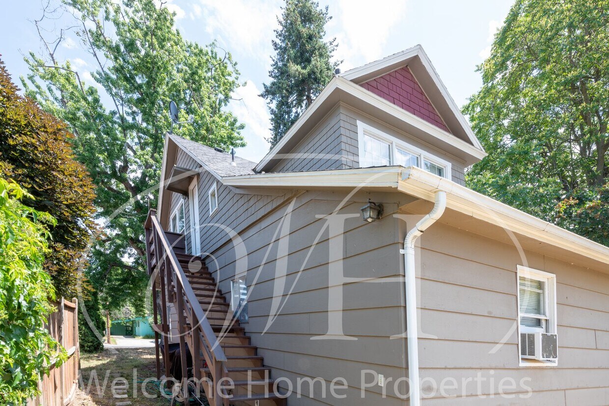 Primary Photo - 119 N Blue St
