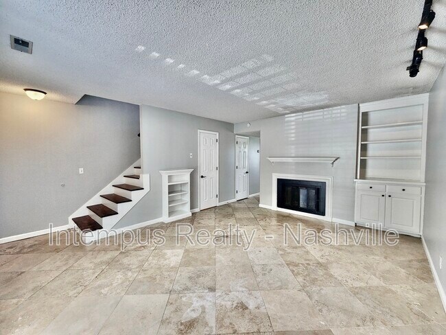 Foto del edificio - 737 Fox Ridge Dr