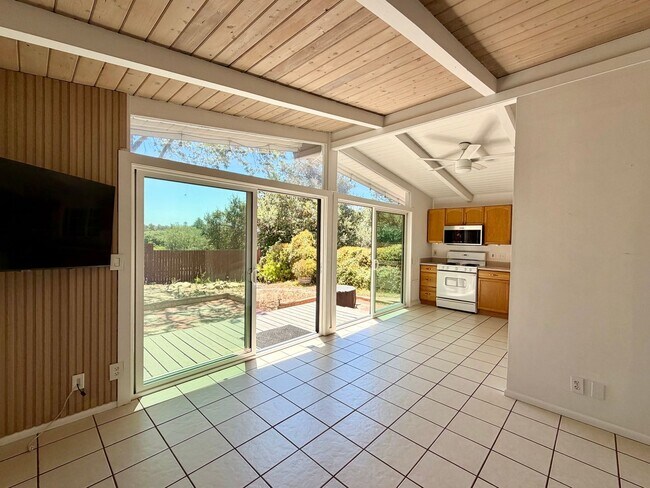 Foto del edificio - Mid Century Modern 2 bdrm 1 bath