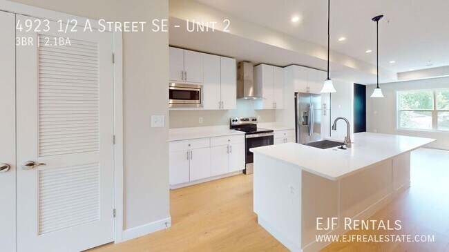Foto del edificio - 4923 1/2 A Street SE-Unit 2