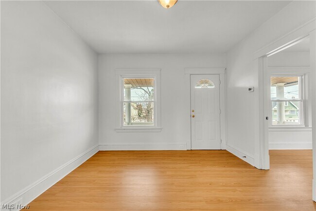 Foto del edificio - 8906 Jeffries Ave