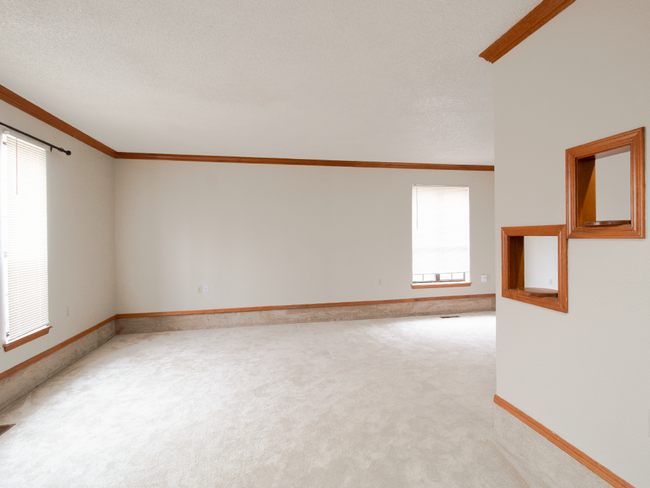 Foto del edificio - Spacious 3BD/2.5 BTH 2 Car Garage, Minutes from Tinker AFB