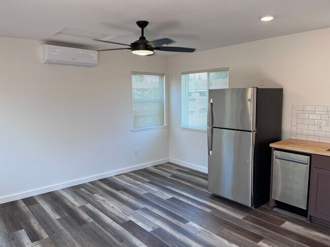 Foto del edificio - CHARMING ONE BEDROOM ADU NEAR FOLSOM LAKE!