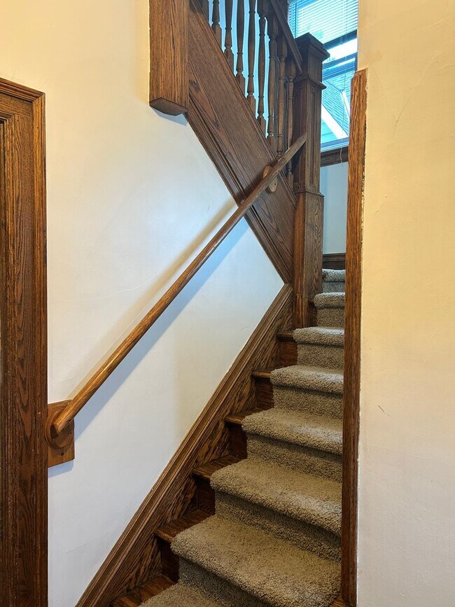 Building Photo - AVAILABLE NOW! 4 Bedroom Near Chester Cree...