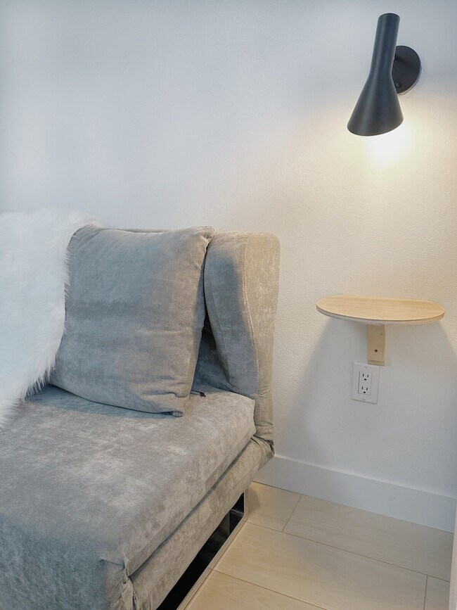 Building Photo - 854 W 13th Ave