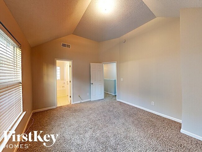 Foto del edificio - 2204 Crossrail Dr