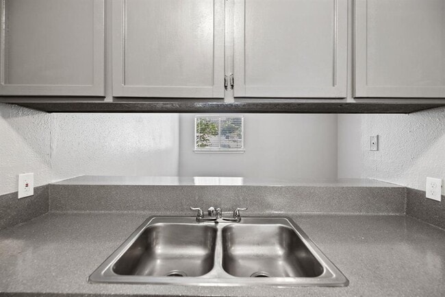 Building Photo - 805 S Center St