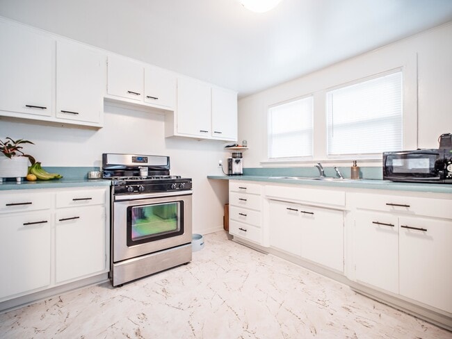 Building Photo - 1511 N Green St