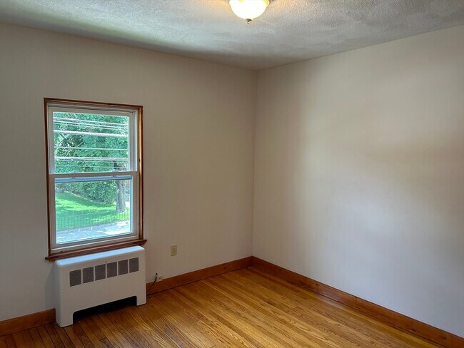 Building Photo - 408 River St