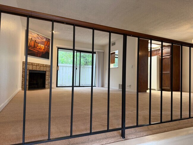 Foto del edificio - 1670 Sqft. 3 Bedroom, 2 Bath Gated Townhome for Rent in Citrus Heights.