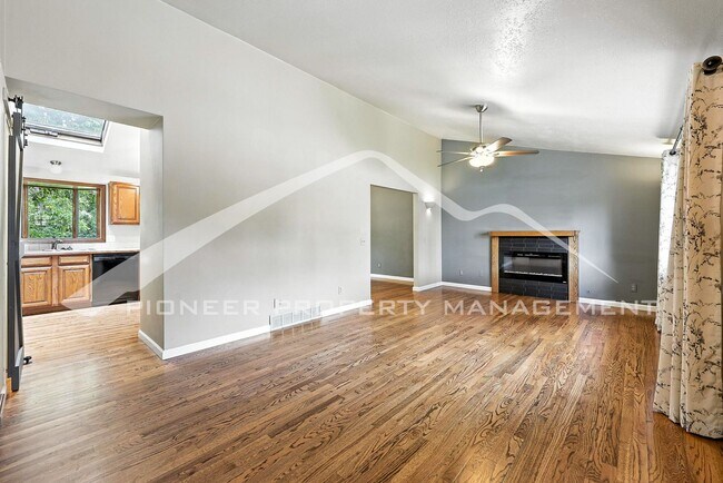 Building Photo - Charming Home with Washer/Dryer and Fenced...